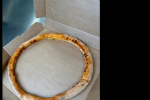 只剩披萨边！达美乐披萨晒图调侃纽卡被挖空