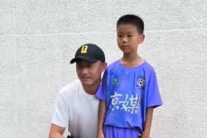 京媒：傅明现身百队杯现场，蹲下与小球员合影并交流经验