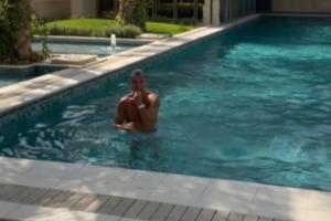 室外气温45℃！乔治娜社媒晒C罗游泳：这就是我丈夫叫醒我的方式